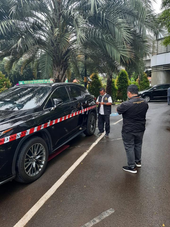 Tim Jaksa Penyidik Kejaksaan Agung Sita Mobil Lexus yang Terkait Dengan Tersangka HH